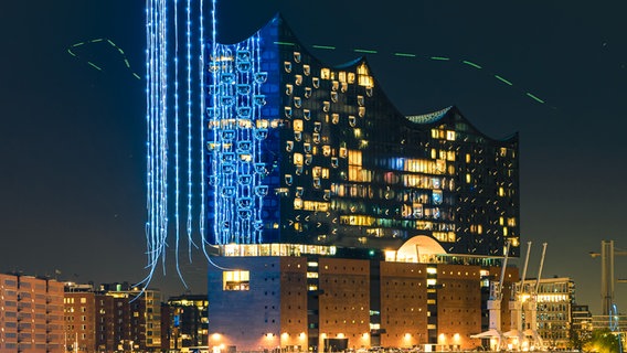 Mit Hilfe von Drohnen entsteht eine Lichtshow vor der Fassade der Elbphilharmonie. Mit Hilfe von Drohnen entsteht eine Lichtshow vor der Fassade der Elbphilharmonie. © Franziska von Appen