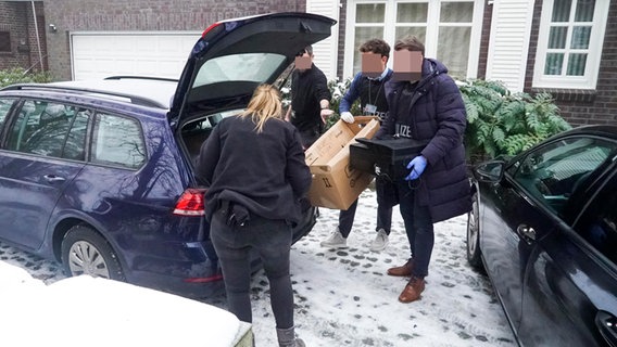 Polizeibeamte sichern Beweismittel bei einer Hausdurchsuchung in Hamburg. © picture alliance 