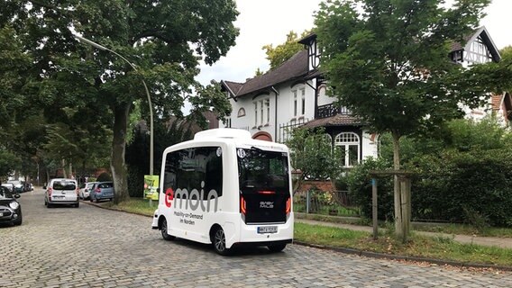 Ein E-Bus fährt durch Bergedorf. © NDR Foto: Jan Möller