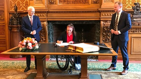 Edina Müller schreibt. © NDR Foto: Jan Möller