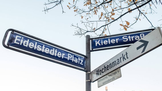 Straßenschilder vom Eidelstedter Platz und der Kieler Straße. © IMAGO / Hoch Zwei Stock/Angerer 