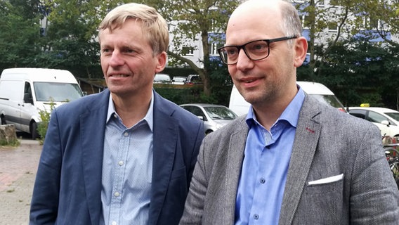 Rüdiger Kruse (CDU) und Till Steffen (Grüne) stehen am Sonntag als Verhandlunsführer nebeneinander.  Foto: Frauke Reinig
