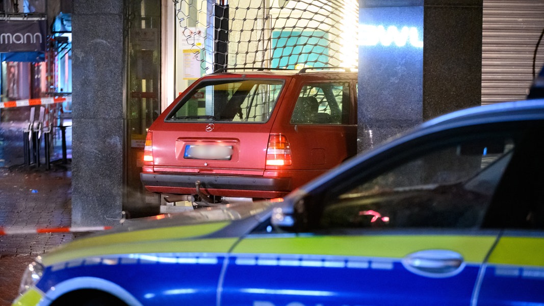 Ein roter Mercedes-Kombi der Baureihe W124 steckt in einem Eingangsgitter eines Juweliers in Hamburg.
