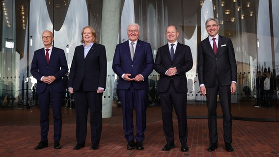 Hamburgs Bürgermeister Peter Tschentscher (SPD), Bundestagspräsidentin Bärbel Bas (SPD), Bundespräsident Frank-Walter Steinmeier (SPD), Bundeskanzler Olaf Scholz (SPD) und Stephan Harbarth, Präsident des Bundesverfassungsgerichts, stehen auf der Plaza der Elbphilharmonie. © Christian Charisius/dpa 