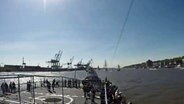 Die Fregatte "Brandenburg" fährt auf der Elbe beim Hamburger Hafengeburtstag. © NDR 