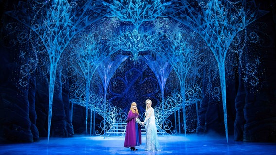 Die Darstellerinnen Sabrina Weckerlin (Eiskönigin Elsa, r.) und Celena Pieper (ihre Schwester Anna) stehen nach einer Probe für das Musical "Die Eiskönigin" auf der Bühne im Stage Theater an der Elbe. © picture alliance/dpa Foto: Christian Charisius