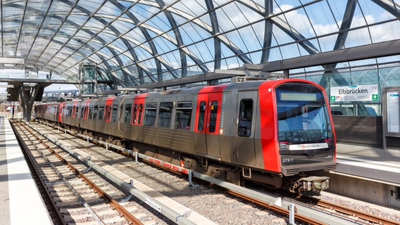 Eine U-Bahn der Linie 4 hält in der Station Elbbrücken in Hamburg. © picture alliance / Markus Mainka Foto: Markus Mainka