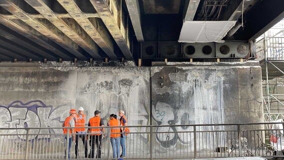 Bestandsaufnahme nach einem Feuer unter der Bahnstation Elbbrücken. © NDR Foto: Reinhard Postelt