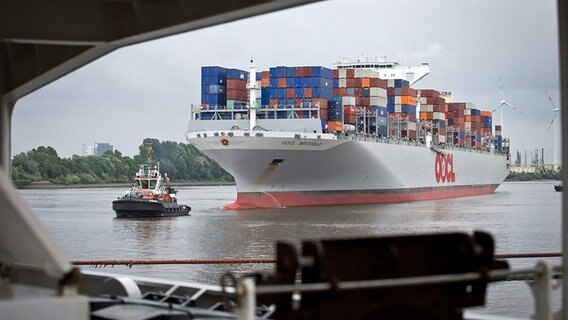 Ein Containerschiff bereitet sich zum Anlegen am Container Terminal Altenwerder vor. © dpa - Bildfunk Foto: Christian Charisius