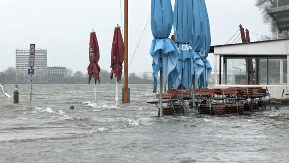 Der Außenbereich eines Restaurants an der Elbe in Hamburg steht unter Wasser. © picture alliance/dpa/TNN 