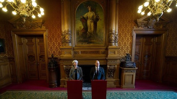 Kultursenatorin Kisseler und Bürgermeister Scholz bei einer Pressekonferenz im Hamburger Rathaus © dpa-Bildfunk Foto: Axel Heimken