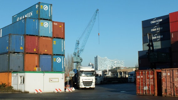 Container-Stapel im Hamburger Hafen rahmen die Elbphilharmonie ein © NDR.de Foto: Marc-Oliver Rehrmann