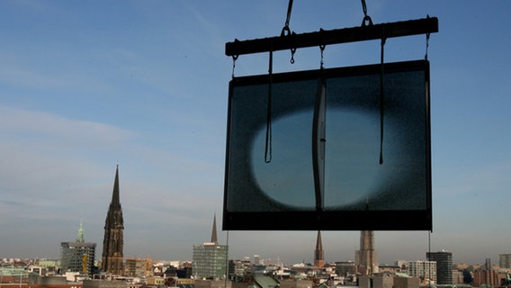 Das erste Fenster der Hamburger Elbphilharmonie schwebt am 16.12.2009 in Hamburg an einem Krahn über der Speicherstadt und der Hafencity. © dpa-bildfunk Foto: Angelika Warmuth