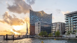 Häuser neben der Elbphilharmonie in der Hamburger Hafencity. © picture alliance/robertharding Foto: Jason Langley