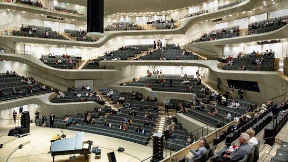 Wegen der Corona-Schutzmaßnahmen sind bei einem Konzert in der Elbphilharmonie nur wenige Zuschauer. © picture alliance/dpa Foto: Axel Heimken
