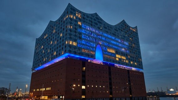 Lichter der Elbphilarmonie leuchten anlässlich des Internationalen Tages der Menschenrechte in der Farbe Blau. © picture alliance/dpa | Georg Wendt Foto: Georg Wendt