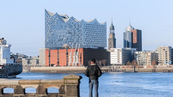 Ein Mann schaut auf die Elbphilharmonie. © picture alliance/dpa Foto: Markus Scholz