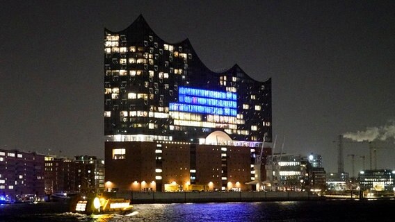 Blau und gelb leuchtet die Elbphilharmonie aus Solidarität mit der Ukraine. © picture alliance 