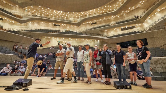 Tag der offenen Tür: Besucher auf der Bühne des Großen Saals der Hamburger Elbphilharmonie. © picture alliance / dpa 