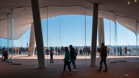 Menschen besuchen die Plaza der Elbphilharmonie. © imageBROKER Foto: Karl-Heinz Spremberg