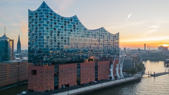 Blick aus der Luft auf die Elbphilharmonie in Hamburg. © picture alliance / osnapix Foto: Titgemeyer