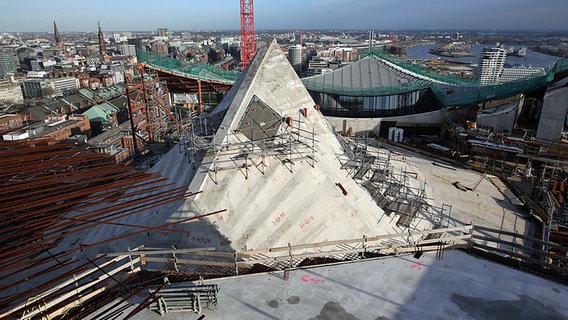 Die Dachkonstruktion mit der obersten Kuppel des Großen Konzertsaals auf der Baustelle der Elbphilharmonie in Hamburg. © dpa Foto: Christian Charisius