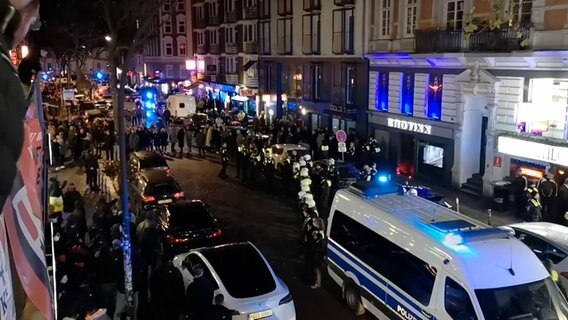 Einsatzkräfte der Polizei bilden eine Kette zwischen dem Elbschlosskeller und den Demonstrierenden. © TV Elbnews 
