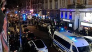 Einsatzkräfte der Polizei bilden eine Kette zwischen dem Elbschlosskeller und den Demonstrierenden. © TV Elbnews 