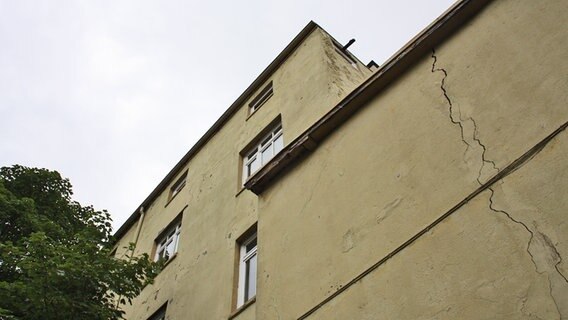 Ein Riss zieht sich an einem der fünf Elbtreppenhäuser hoch. © NDR Foto: Daniel Sprenger