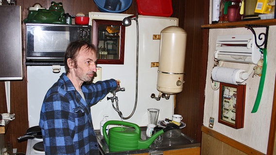 Bernd Gohlke steht in der Küche seiner kleinen Wohnung in den Elbtreppenhäusern. © NDR Foto: Daniel Sprenger