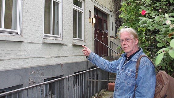 Karsten Schnoor zeigt auf seine ehemalige Wohnung in den Elbtreppenhäusern. © NDR Foto: Daniel Sprenger