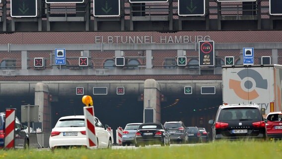 Autos fahren auf der A 7 vor dem Elbtunnel in Hamburg. © dpa Foto: Bodo Marks