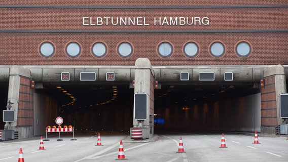Der Schriftzug "Elbtunnel Hamburg" ist am Elbtunnel der voll gesperrten Autobahn A7 in Hamburg-Othmarschen zu sehen. © picture alliance/dpa | Bodo Marks Foto: Bodo Marks