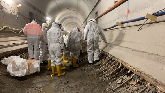 Bauarbeiter sanieren die Weströhre im Alten Elbtunnel. © NDR Foto: Kasrten Preußner