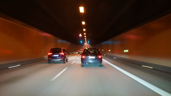 Autos fahren auf der A7 durch den Elbtunnel in Hamburg. (Archivfoto) © Marcus Brandt/dpa 