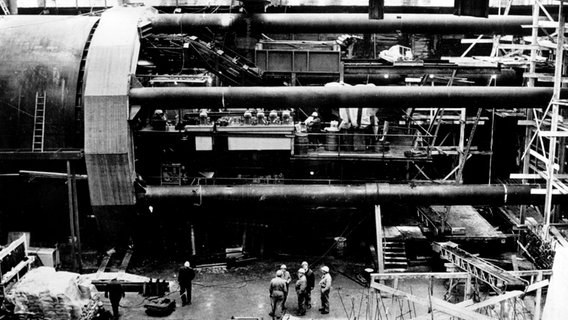 Die Tunnelbohrmaschine "Otto" höhlt im Dezember 1969 die erste der vier Elbtunnelröhren aus. © dpa Foto: Lothar Heidtmann