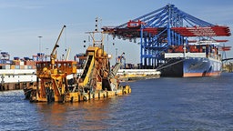 Ein Baggerschiff auf der Elbe im Hamburger Hafen. 