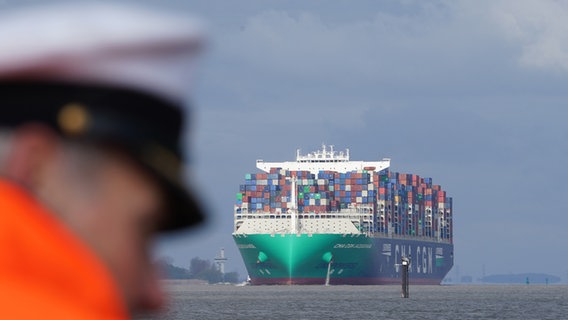Das Containerschiff Jacques Saade fährt in den Hamburger Hafen ein. © picture alliance/dpa Foto: Marcus Brandt