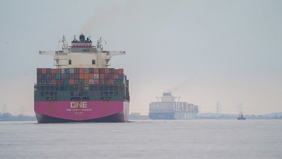 Containerschiffe fahren bei Hamburg-Blankenese auf der Elbe. © picture alliance/dpa Foto: Marcus Brandt