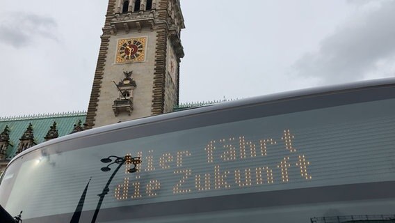 "Hier fährt die Zukunft" steht auf der Anzeigetafel eines Elektrobusses in Hamburg. © NDR Foto: Screenshot