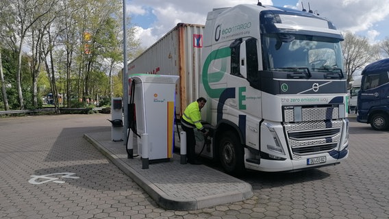Ein E-Lkw des Transport-Unternehmens Contargo wird an einer Ladesäule in Hamburg geladen. © NDR Info Foto: Marc-Oliver Rehrmann