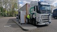 Ein E-Lkw des Transport-Unternehmens Contargo wird an einer Ladesäule in Hamburg geladen. © NDR Info Foto: Marc-Oliver Rehrmann