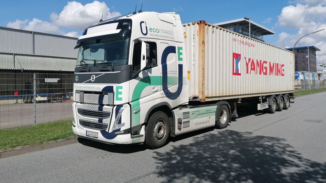 Ein E-Lkw des Transport-Unternehmens Contargo steht, beladen mit einem Container, auf einer Straße im Hamburger Hafen.