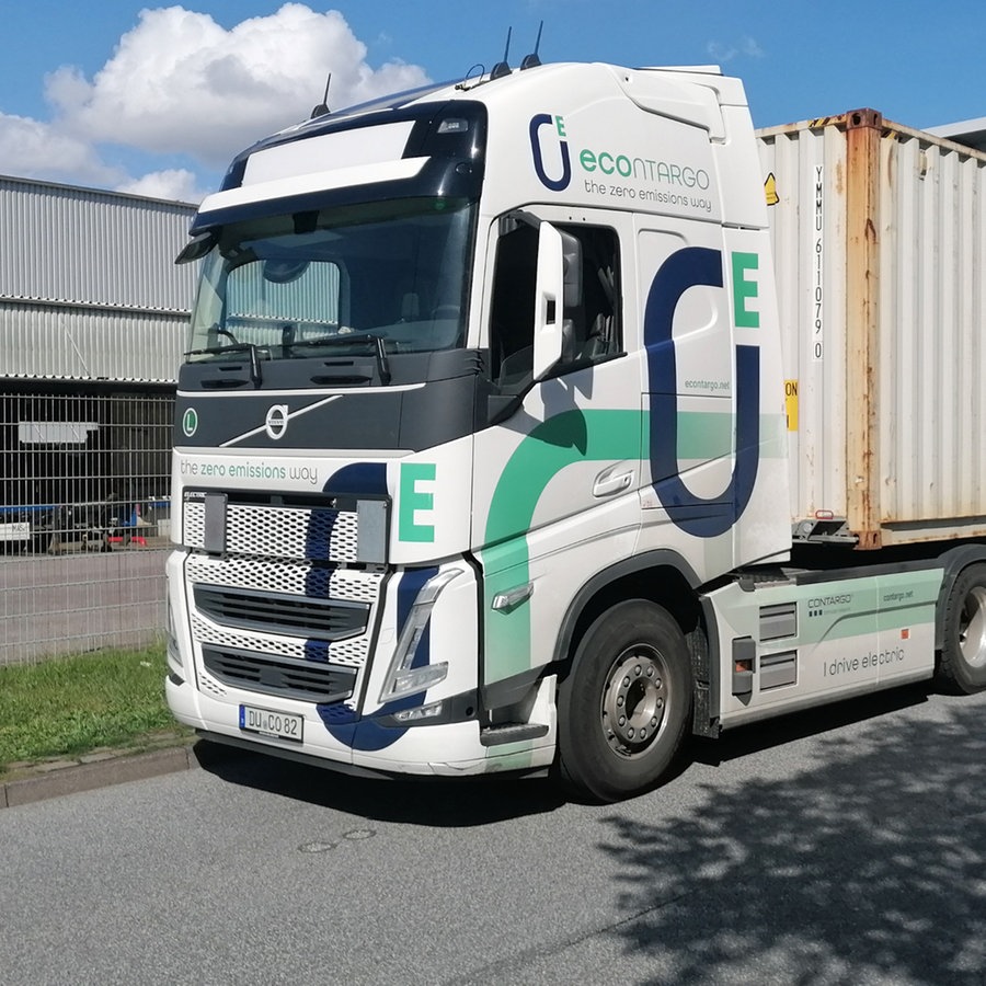 Ein E-Lkw des Transport-Unternehmens Contargo steht, beladen mit einem Container, auf einer Straße im Hamburger Hafen. © NDR Info Foto: Marc-Oliver Rehrmann