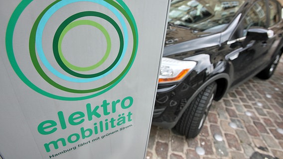 Eine Aufladestation für Elektro-Fahrzeuge steht in der Hamburger Innenstadt. © picture alliance / dpa Foto: Bodo Marks