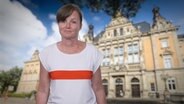 Elke Spanner vor einem Bild vom Landgericht Hamburg. © Screenshot NDR / Picture Alliance Foto: Screenshot NDR / Picture Alliance