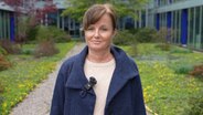 Elke Spanner berichtet über einen Prozess. © NDR 