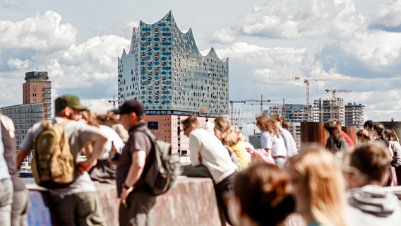 Menschen schauen vom Aussichtspunkt Alter Elbtunnel über die Elbe und die Elbphilharmonie. © picture alliance/dpa Foto: Markus Scholz