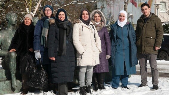 Ein Gruppenbild der "Elternlotsen", die Flüchtlingsfamilien beim Ankommen in Deutschland helfen sollen. © Rauhes Haus Hamburg 