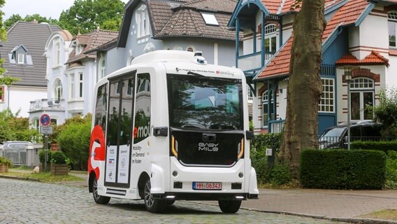 Ein selbstfahrendes Fahrzeug steht auf einer Straße. © Verkehrsbetriebe Hamburg-Holstein / VHH 